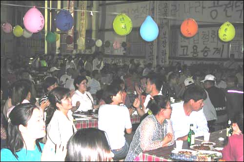 마산 자유무역지역 내 한국씨티즌 마당에서 열린 '후원의 밤' 행사에 많은 사람들이 참석했다. 